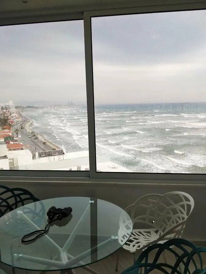 Luxury Penthouse 1Br-Seafront-Seasonal Pool-Central 라르나카 아파트