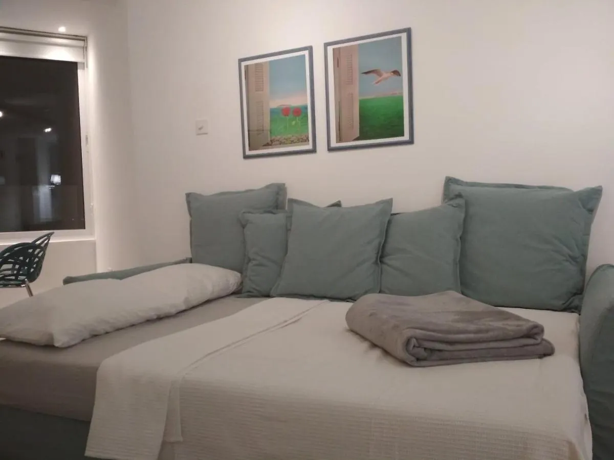 Luxury Penthouse 1Br-Seafront-Seasonal Pool-Central Larnaca Apartment