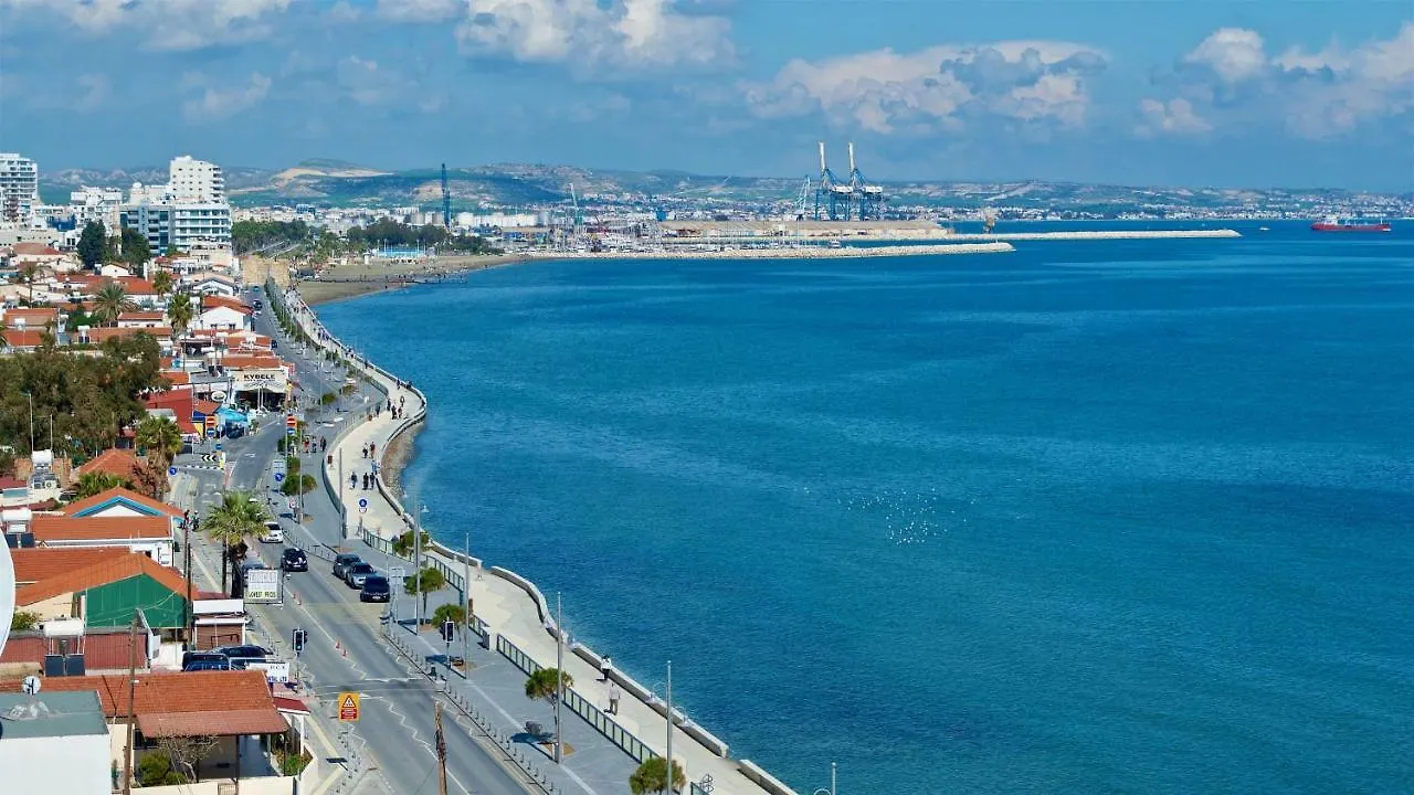 Luxury Penthouse 1Br-Seafront-Seasonal Pool-Central Larnaca Apartment