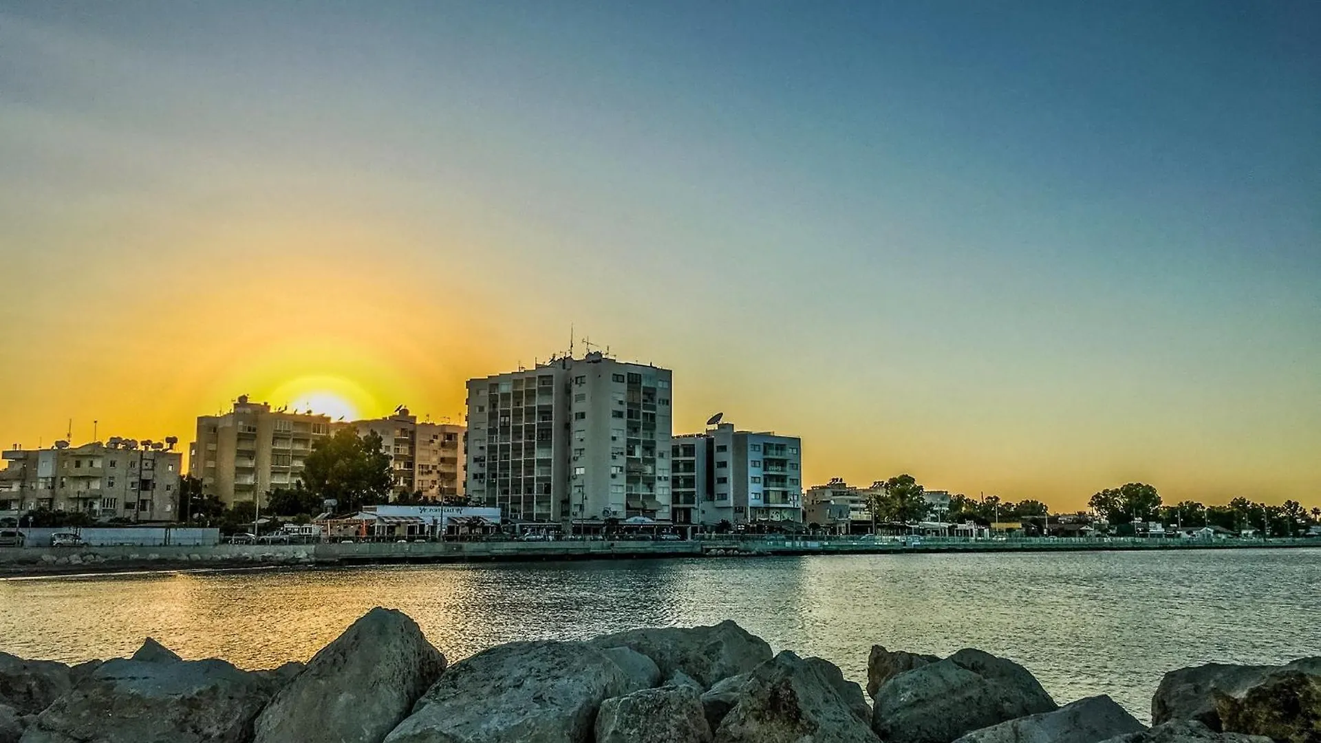 Apartment Luxury Penthouse 1Br-Seafront-Seasonal Pool-Central Larnaca