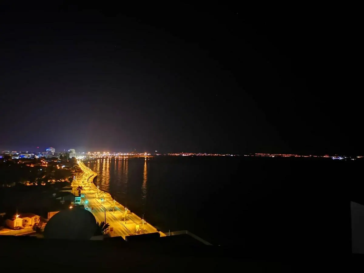 Luxury Penthouse 1Br-Seafront-Seasonal Pool-Central Larnaca Apartament