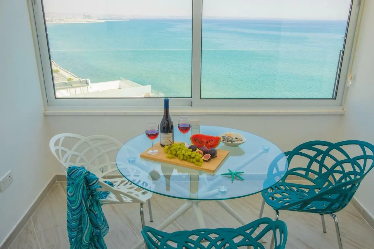 Luxury Penthouse 1Br-Seafront-Seasonal Pool-Central Larnaca Cyprus