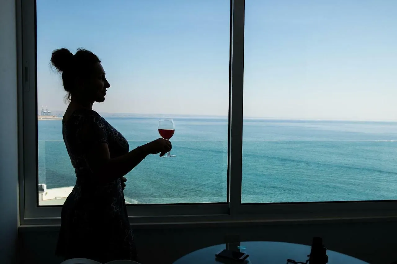 Luxury Penthouse 1Br-Seafront-Seasonal Pool-Central Larnaca Apartment