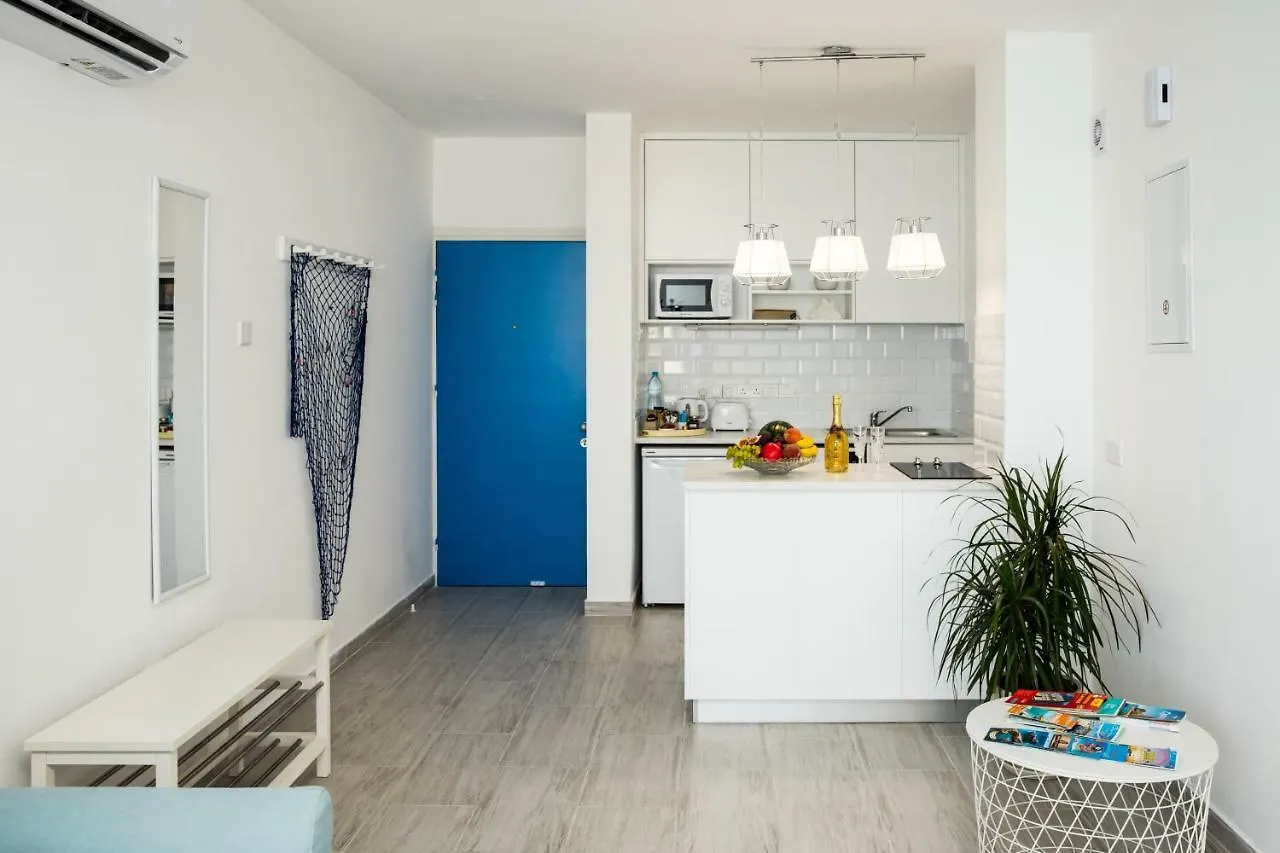 Luxury Penthouse 1Br-Seafront-Seasonal Pool-Central Larnaca Apartment