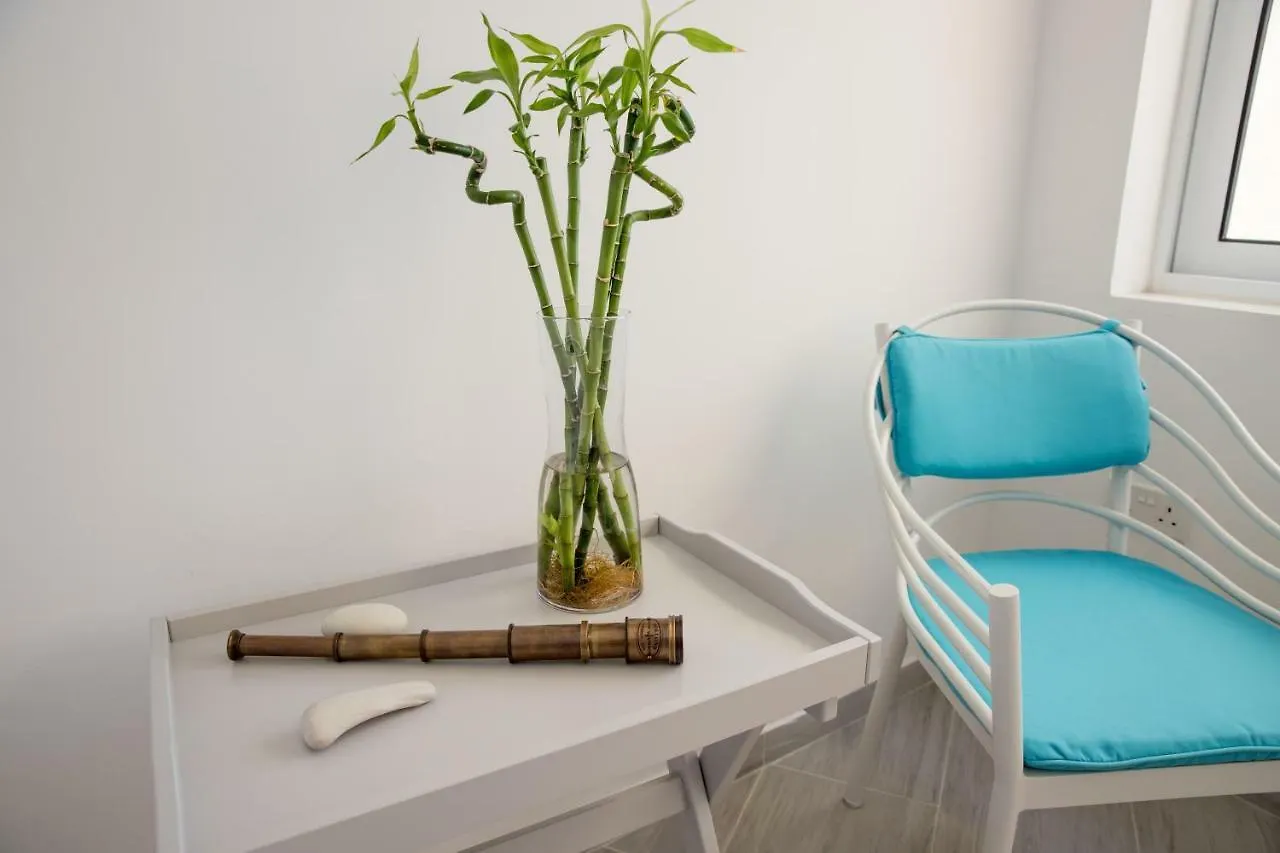 Luxury Penthouse 1Br-Seafront-Seasonal Pool-Central Larnaca Apartment