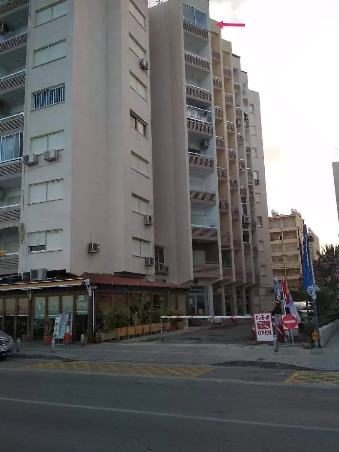 Luxury Penthouse 1Br-Seafront-Seasonal Pool-Central Larnaca Apartament